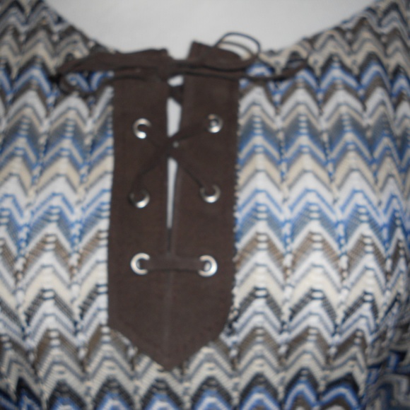 🌹Crochet tunic style shirt w/ suede laced detail - Picture 4 of 5